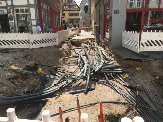 Kabel- und Leitungsflut auf engstem Raum unter der "Marktstraße" und der "Großen Arche".