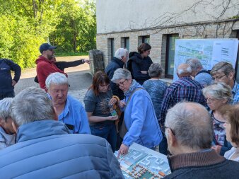 Viele Menschen schauen sich Pläne an