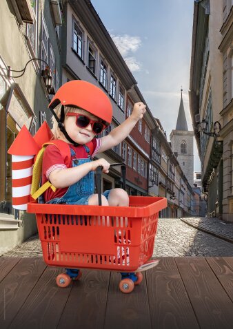 Kind in Einkaufskorb auf Krämerbrücke