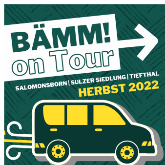 Ein Plakat mit großflächiger Beschriftung und einem fahrenden Kleinbus.