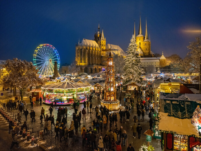 Weihnachtsmarkt auf dem Erfurter Domplatz zur blauen Stunde