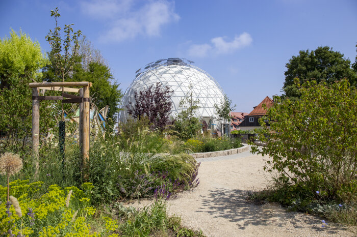 Klima-Pavillon ein kuppelförmiger Bau in parkähnlicher Umgebung
