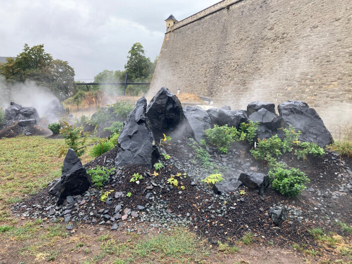 Der Künstlergarten „Das Dritte Land“ auf dem Petersberg Graue Steine und grüne Pflanzen