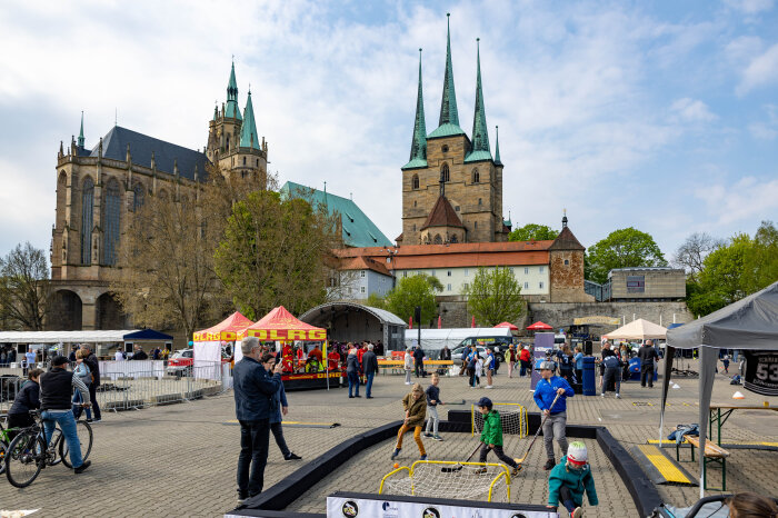 Familien- und Sportfest am 1. Mai 2022 auf dem Domplatz Kinder spielen Hockey