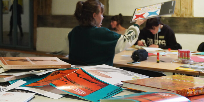 Foto: Workshop Culture Lab in der Galerie Waidspeicher © Stadtverwaltung Erfurt Jugendliche arbeiten umgeben von Buchumschlägen und Bastelutensilien