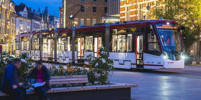 Foto: Tramlink auf dem Erfurter Anger © SWE Stadtwerke Erfurt GmbH / Jacob Schröter eine Straßenbahn in der Dämmerung