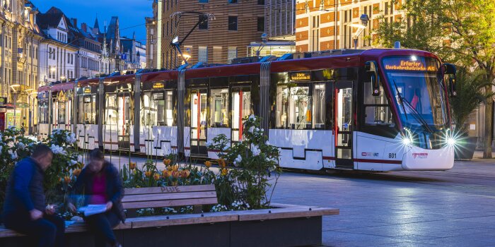 eine Straßenbahn in der Dämmerung