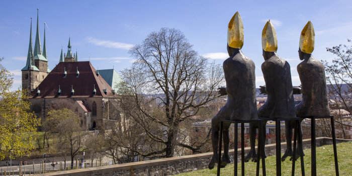 im Vordergrund drei Skulpturen, im Hintergrund der Erfurter Dom mit Severikirche