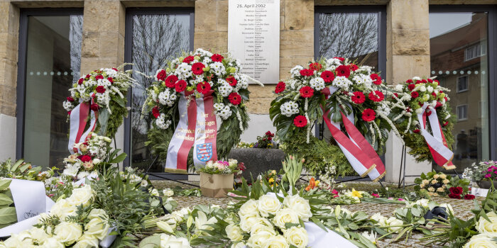 Blumen und Kränze am Gutenberg Gymnasium