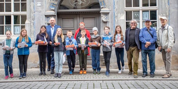 ein Gruppenfoto mit mehreren Erwachsenen und Kindern