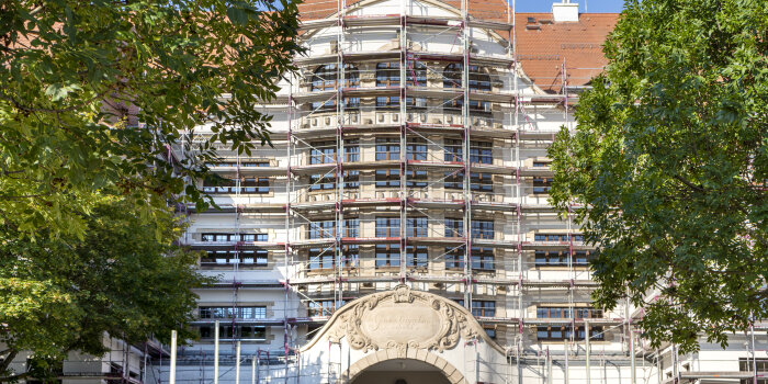 Die Fassade eines großen Gebäudes mit Gerüst