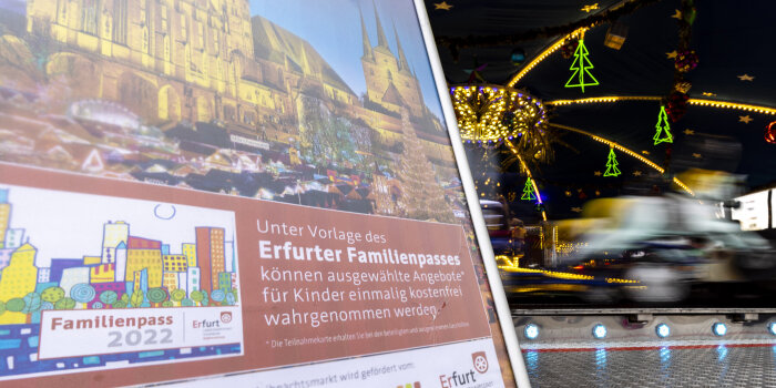 Ein Plakat steht vor einem fahrenden Kinderkarussell. 