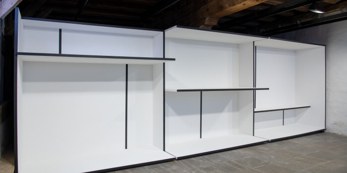 Foto: Installation von Thomas Prochnow in der Galerie Waidspeicher © Stadtverwaltung Erfurt/Dirk Urban Ein aus weißen Brettern bestehendes schrankähnliches Objekt mit schwarzen Balken