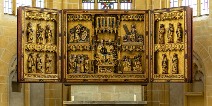 Foto: Blick auf den im Hohen Chor stehenden Hochaltar © Norman Hera Ein altes Kirchenfenster mit Altar davor