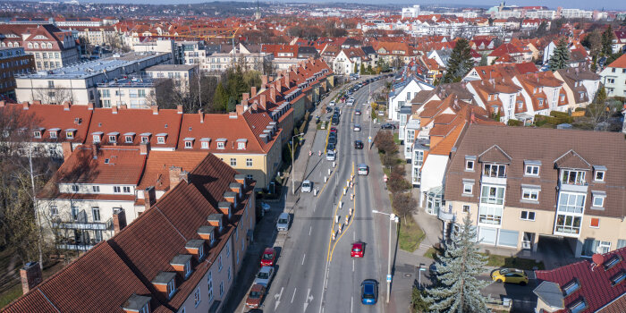 Luftsxchrägaufnahme einer Straße mit vielen Gebäuden