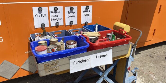 Foto: Mobile Sonderabfallsammlung im Herbst 2022 © Stadtverwaltung Erfurt Zwei Behälter für Müll