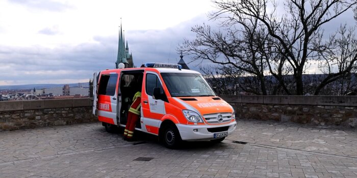 Feuerwehrauto steht auf einem Plateau.