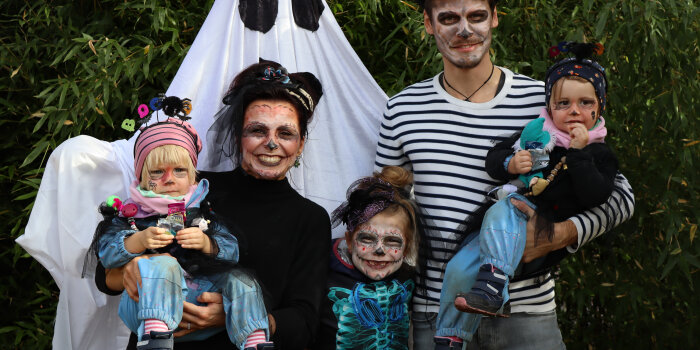 Eine gruselig verkleidete Familie