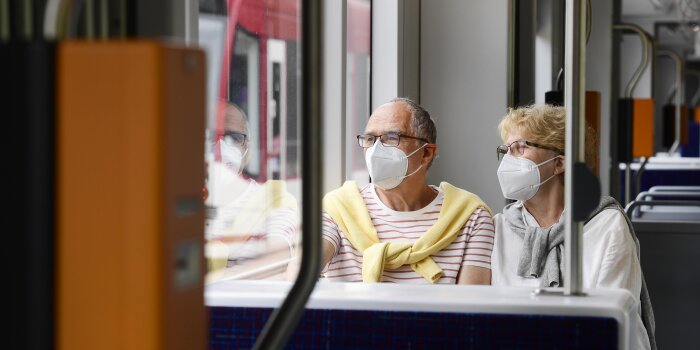 Foto: Maskenpflicht in den Fahrzeugen der Evag © SWE Stadtwerke Erfurt GmbH zwei Menschen mit FFP2-Maske sitzen in einer Straßenbahn