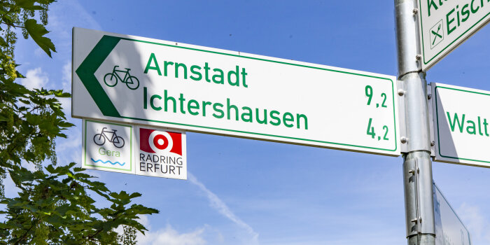 ein Radwegweiser nach Arnstadt und Ichtershausen