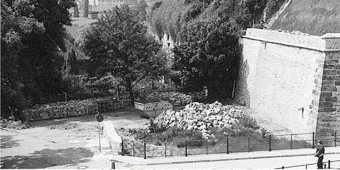 Ein schwarz-weiß Foto mit Blick auf dem Petersberg