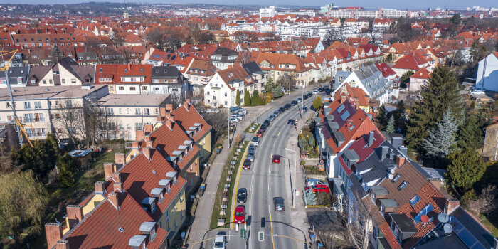 Foto: Verkehrsversuch Clara-Zetkin-Straße © Stadtverwaltung Erfurt Eine Luftaufnahme von einer breiten Straße
