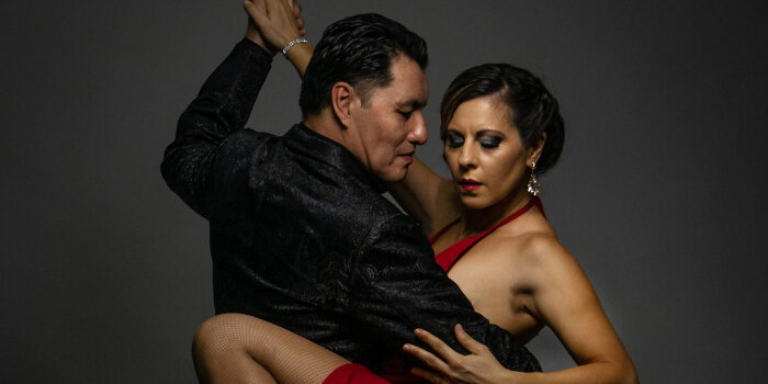 Ein Mann und eine Frau sind eng umschlungen in einer Tanzpose.