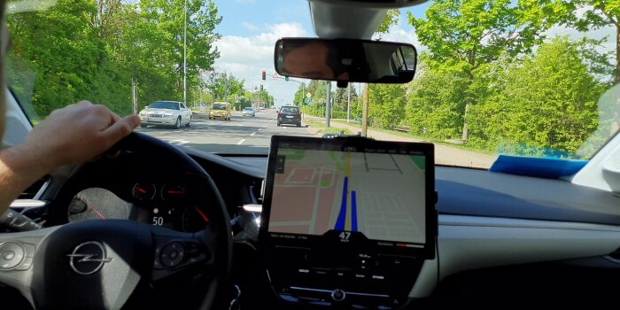 Das Cockpit eines Autos mit Navigationssystem.