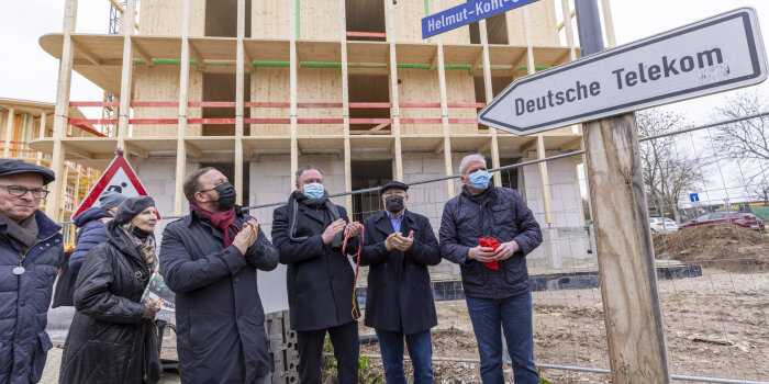 Foto: Helmut Kohl hat nun eigene Straße am Petersberg © Stadtverwaltung Erfurt Sieben Personen stehen unter dem Straßenschild