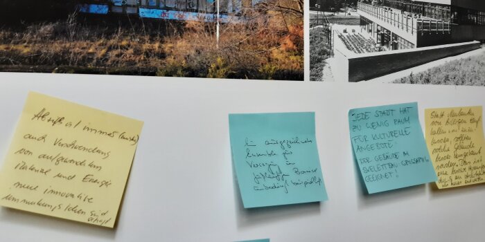 Zwei Bilder mit Post-its versehen