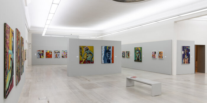 Ein Raum mit vielen farbigen Gemälden