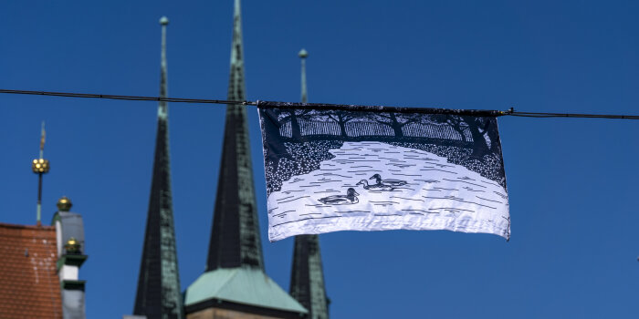 Eine Fahne mit Bild hängt in der Luft
