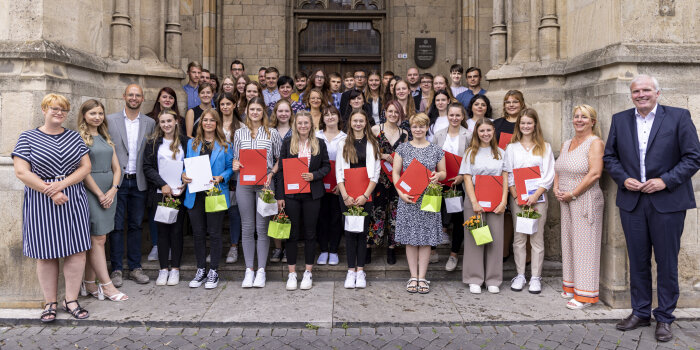 Foto: Ausbildungsbeginn bei der Stadtverwaltung © Stadtverwaltung Erfurt Viele Personen stehen vor dem Eingang eines historischen Gebäudes