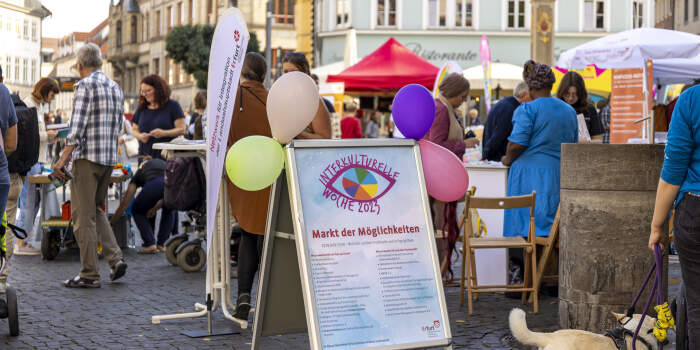 Begegnung im Herzen der Stadt beim interkulturellen Markt der Möglichkeiten