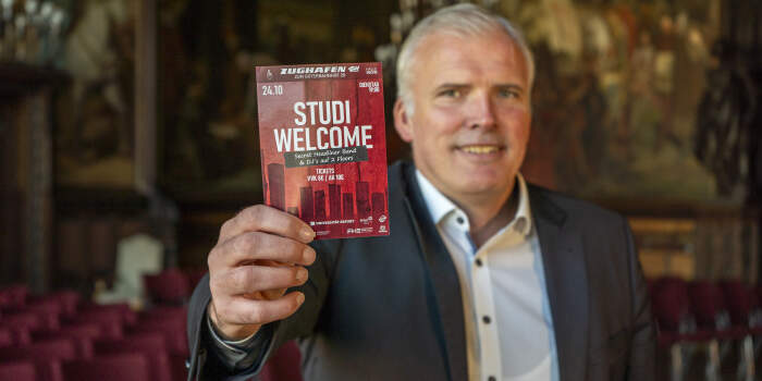 Oberbürgermeister Andreas Bausewein begrüßt die neuen Studierenden in Erfurt