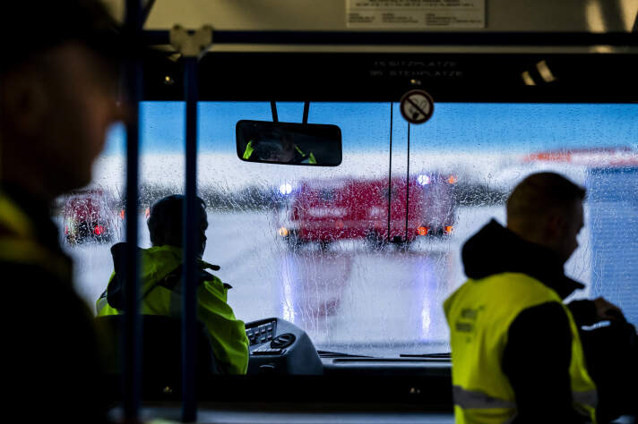 Blick aus einem Feuerwehrwagen. Draußen regnet es stark.