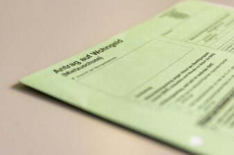 Ein grünes Formular mit der Aufschrift "Antrag auf Wohngeld".
