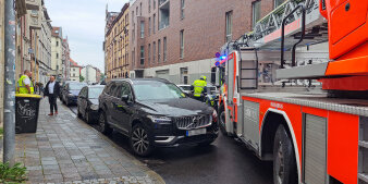 Ein Leiterwagen der Feuerwehr hat Probleme beim Passieren einer zugeparkten Kurve.