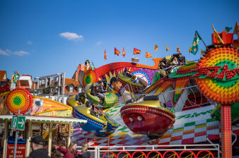 Ein Fahrgeschäft auf einem Jahrmarkt.