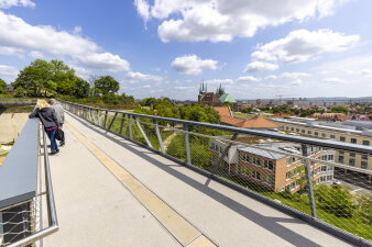 Blick über eine Brücke hinweg in Richtung Erfurter Dom