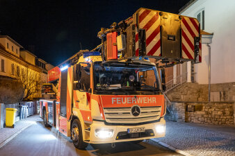 Ein Drehleiterfahrzeug der Feuerwehr steht in einer engen Straße in Erfurt.