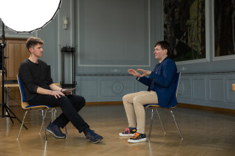 Ein Mann gibt einem anderen Mann ein Interview. 