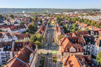 Eine Luftbildaufnahme zeigt die neue Gestaltung der Clara-Zetkin-Straße als einspurige Straße mit Begrünung.