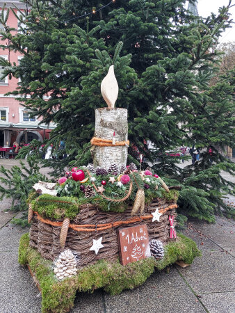 ein großes weihnachtliches Arrangement aus Grünem und Dekoration