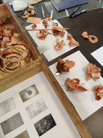 Foto: Tag der offenen Tür Schmucksymposium 2023 © Stadtverwaltung Erfurt/Danielle Weisheit handgefertige Schmuckstücke auf einem Arbeitstisch