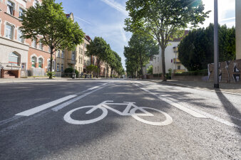 Eine Straße mit einem Radweg