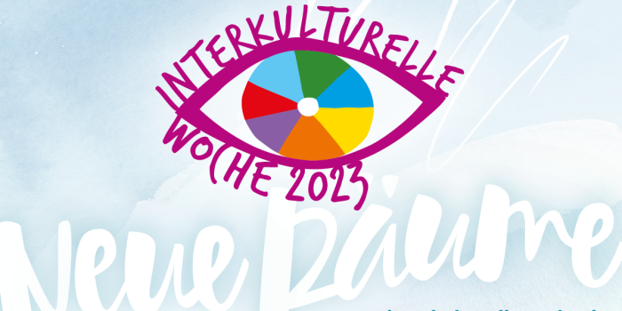 Ein Logo mit einem stilisierten Auge. Im Text steht Interkulturelle Woche 2023 - Neue Räume.