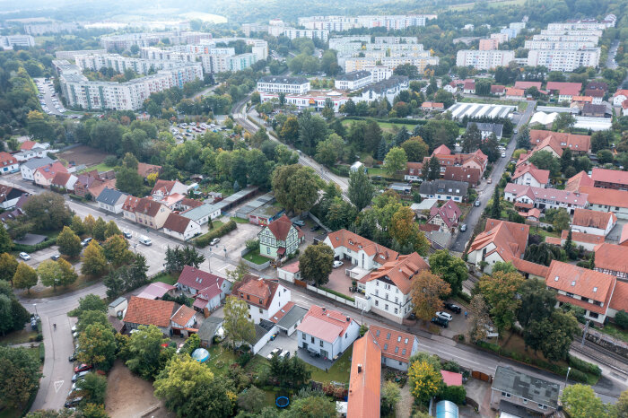 Luftaufnahme eines Stadtteils mit verschiedenen Häusertypen