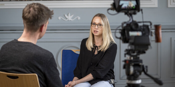 Eine Frau gibt einem Mann ein Interview. 