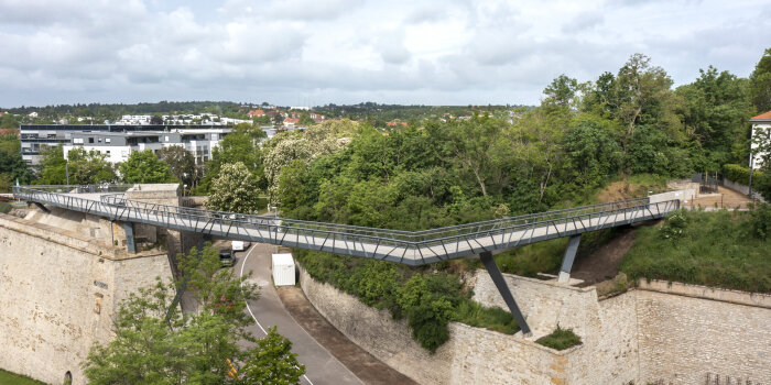 Foto: Eröffnung der Mauerkronenbrücke © Stadtverwaltung Erfurt Luftaufnahme einer Brücke über einer Straße